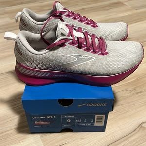 Brooks Levitate GTS 5 Women’s size 9